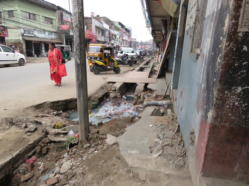 मुक्तिचोक सडकमा ढल बग्दा दुर्गन्धित