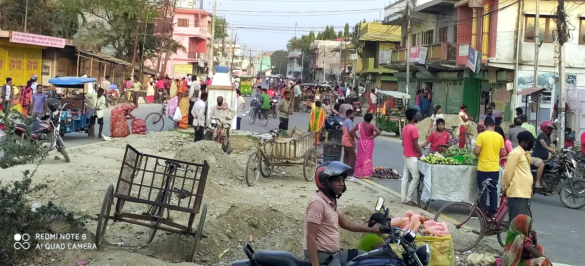 लकडाउन उल्लंघन गर्दै साप्ताहिक हटिया