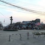 सडक मिचेर बनाएको संरचना हटाउन बिर्तामोड नगरपालिकाले फेरि गर्यो ताकेता