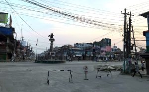 सडक मिचेर बनाएको संरचना हटाउन बिर्तामोड नगरपालिकाले फेरि गर्यो ताकेता