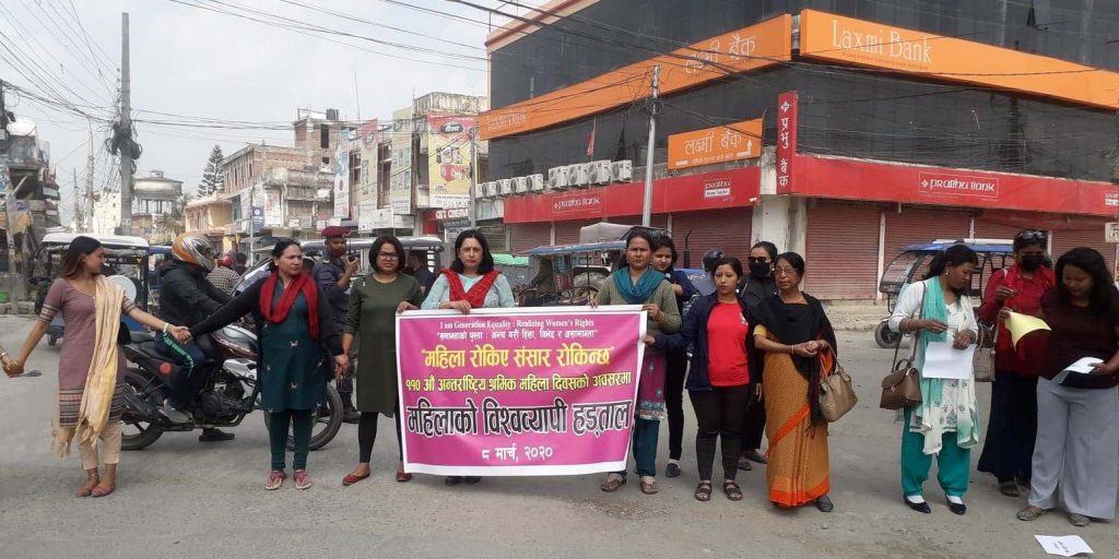 महिलाहरुले गरे एक घण्टा सडक अवरोध
