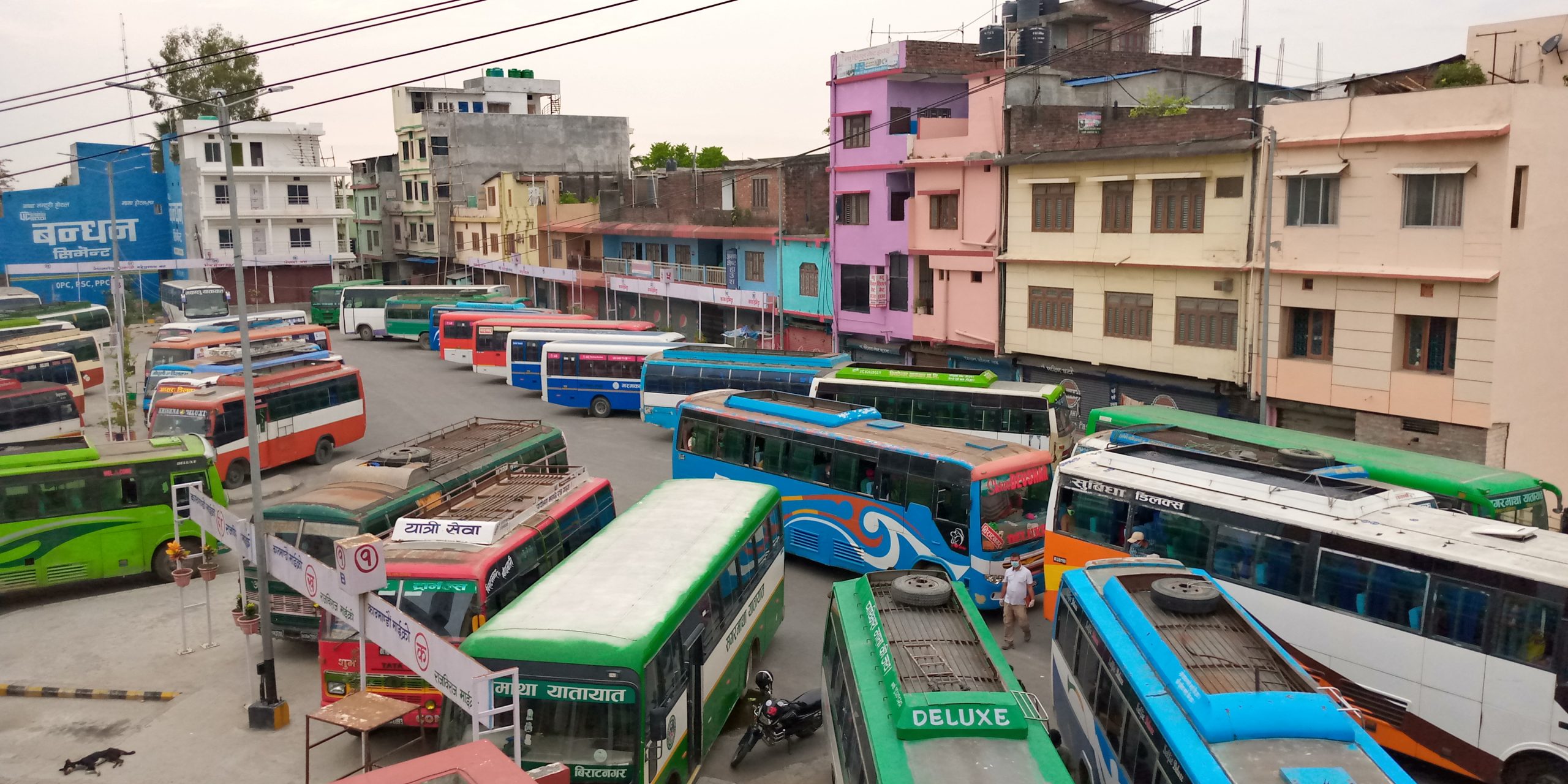 लकडाउनमा रोकिएकालाई घर पठाउँदै महानगर