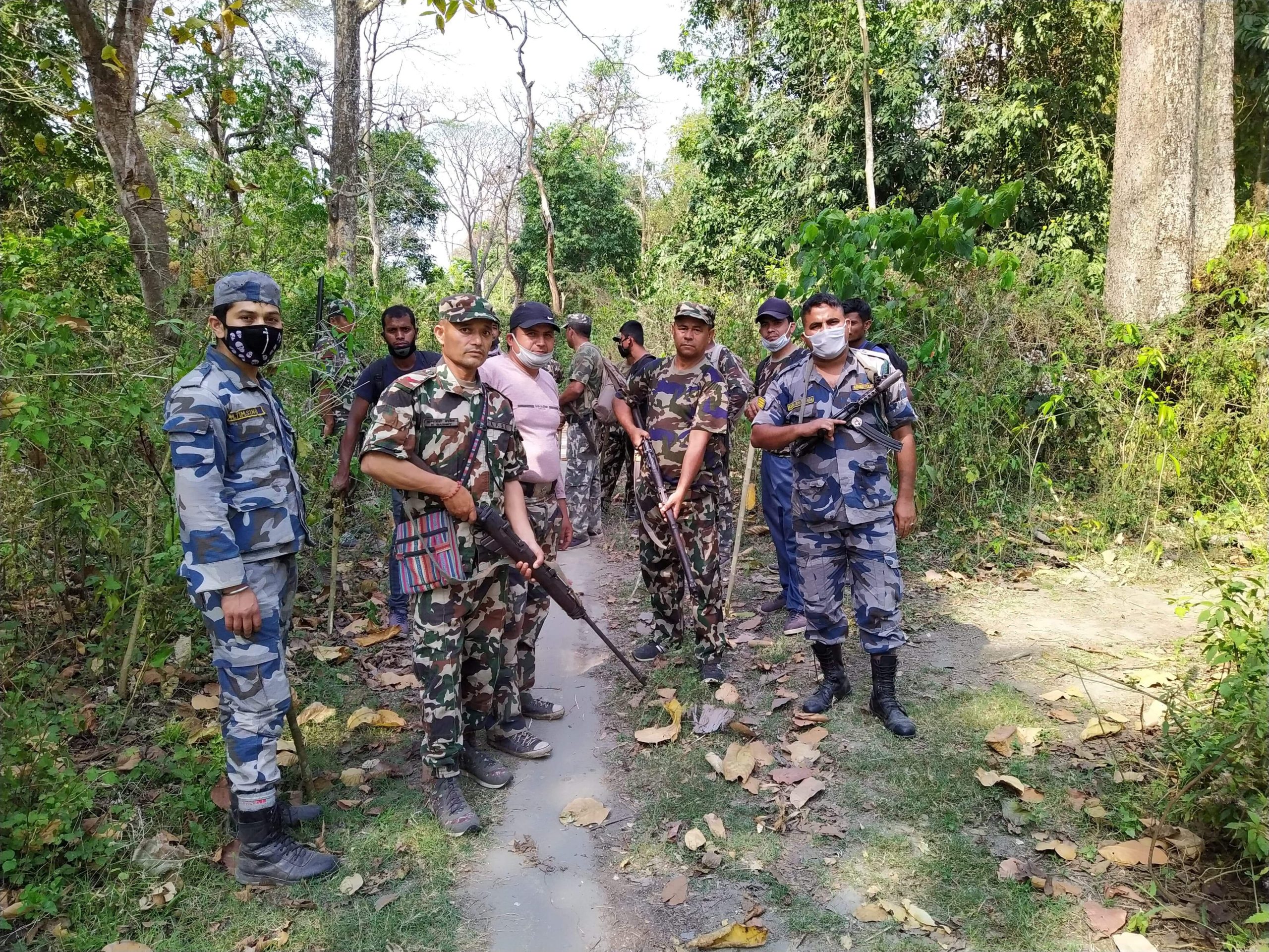 सुरक्षाकर्मी र काठ तस्करबीच गोली हानाहान