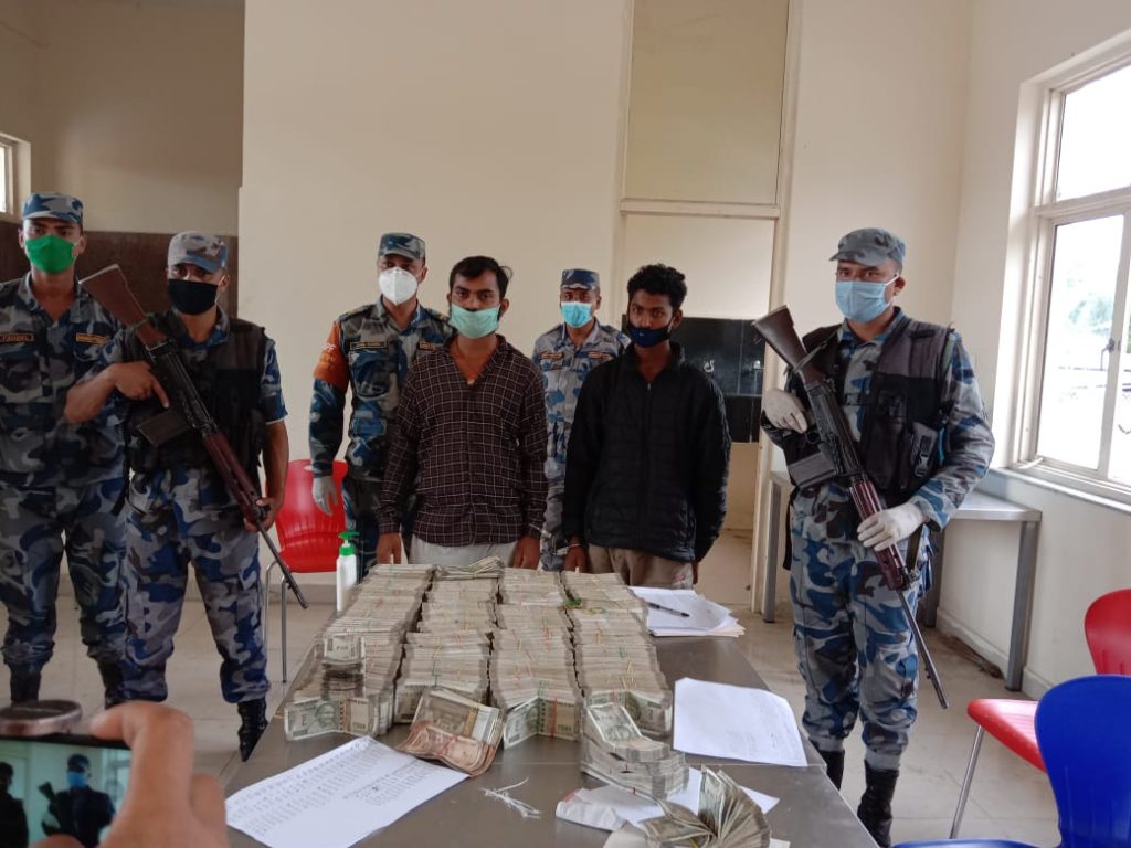 १ करोड ९ लाख अवैध भारतीय नोट बरामद (भिडियो)