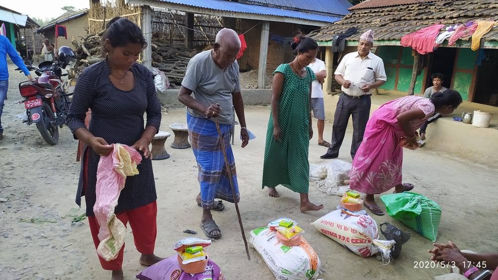 भोकभोकै परेकालाई आरम्भले दियो खाद्य सामग्री