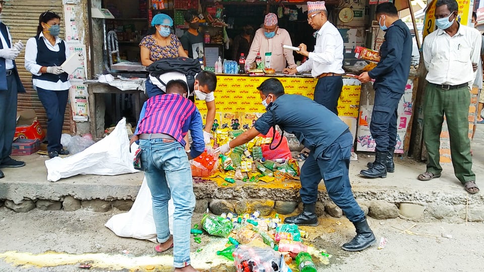 पथरीको होलसेलमा म्याद गुज्रिएको खाद्यान्न भेटियो