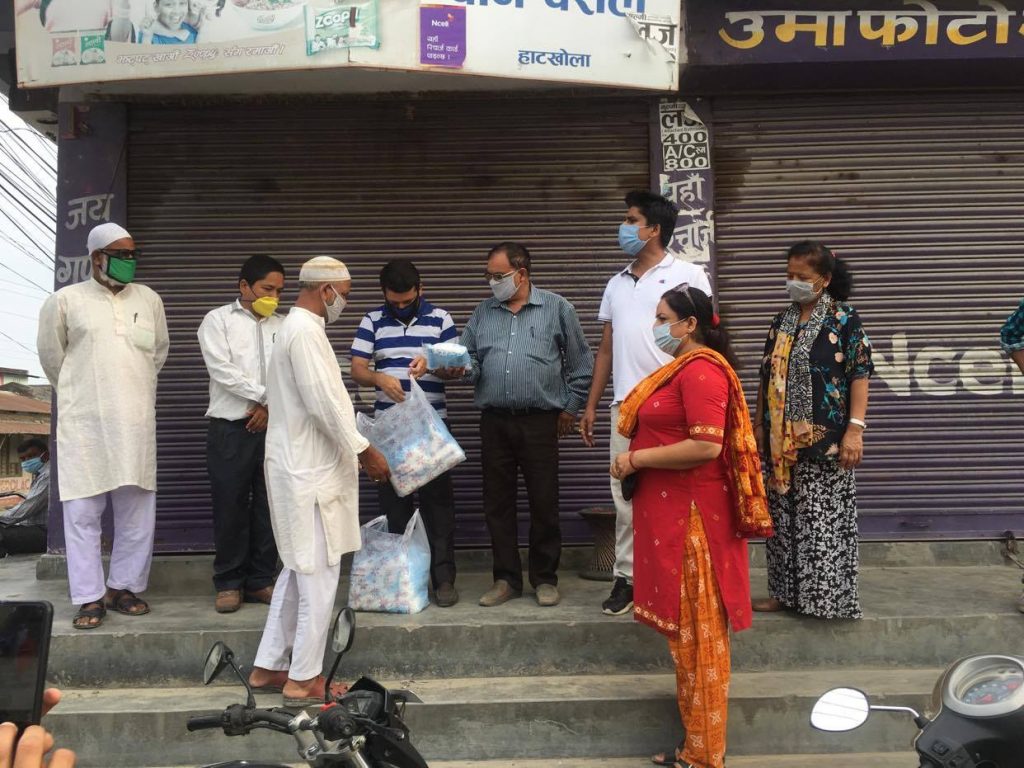 नेकपाद्वारा मास्क वितरण