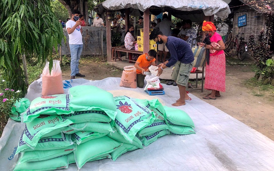 भुटानी शरणार्थीलाई राहत वितरण