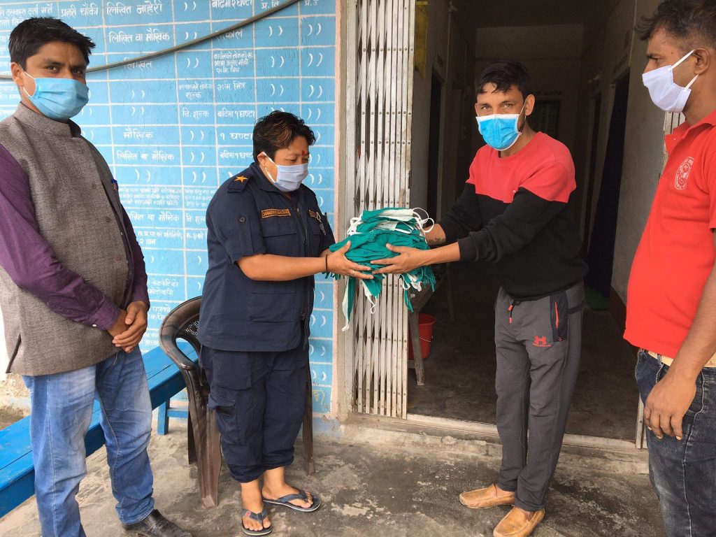 हातेमालोद्वारा मास्क वितरण