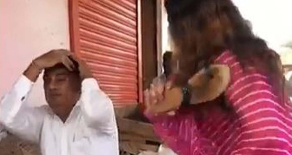 भाजपाका नेतृले कर्मचारीलाई चप्पलले हानेपछि (भिडियो)
