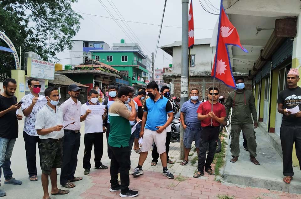 मतदाताद्वारा स्वास्थ्यमन्त्री ढकाललाई एमसीसीको विरोध गर्न आग्रह