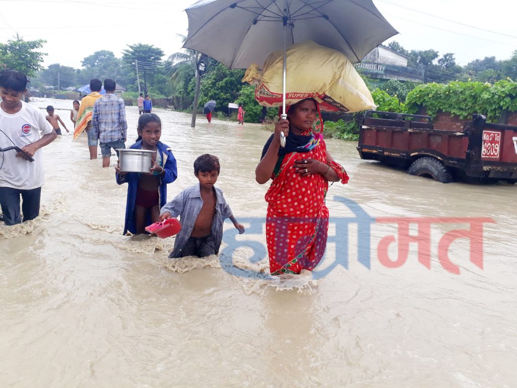 केसलियाको बाढी सिमराइबस्तीमा प्रवेश, ३० घरपरिवार विस्थापित