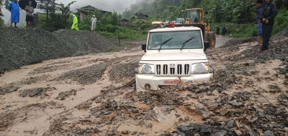 धनकुटा नगरपालिकाको गाडी पहिरोले पुर्यो