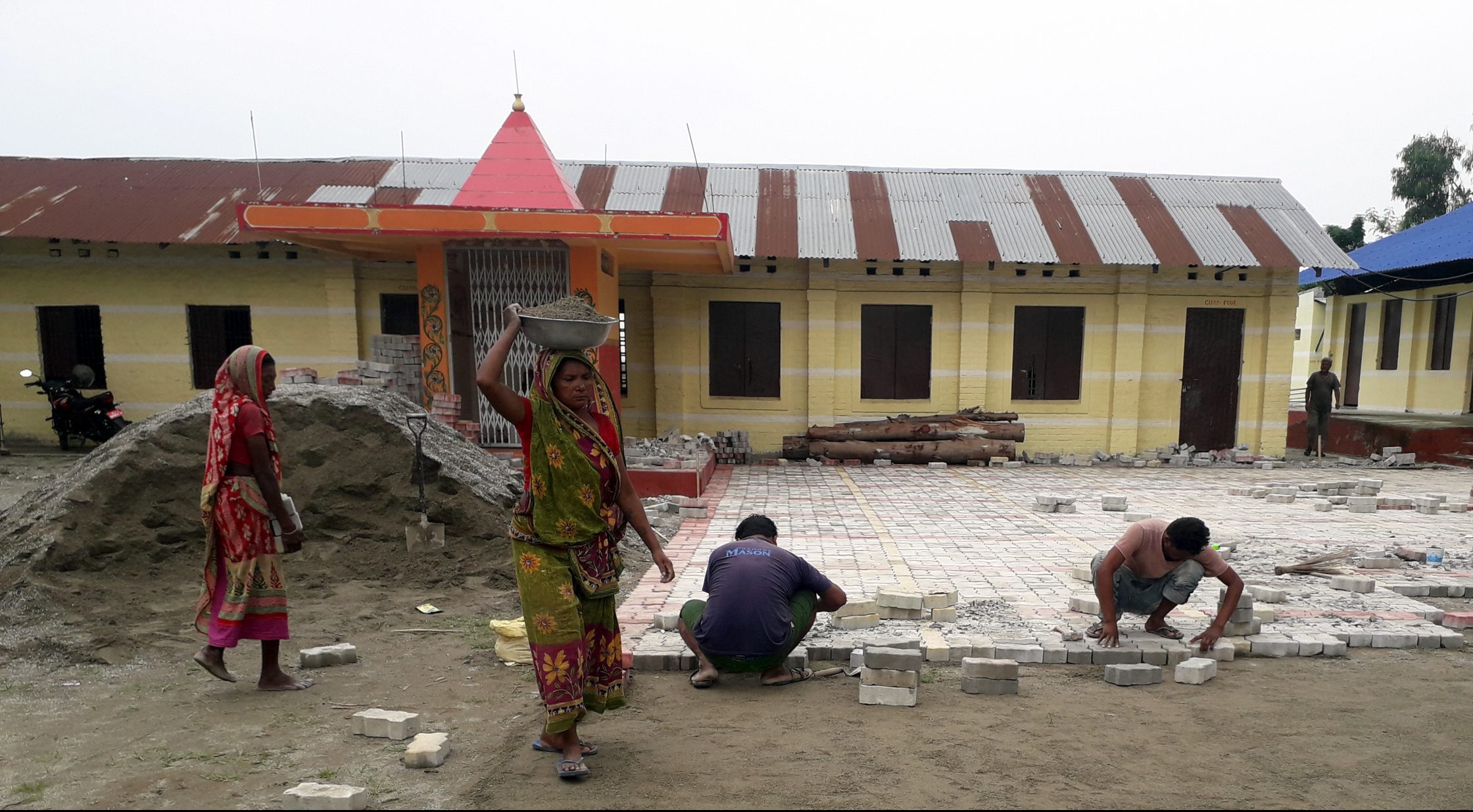 विद्यालय सुधारको नमुना : गाभ्ने तयारी भएको विद्यालयमा विद्यार्थीको चाप