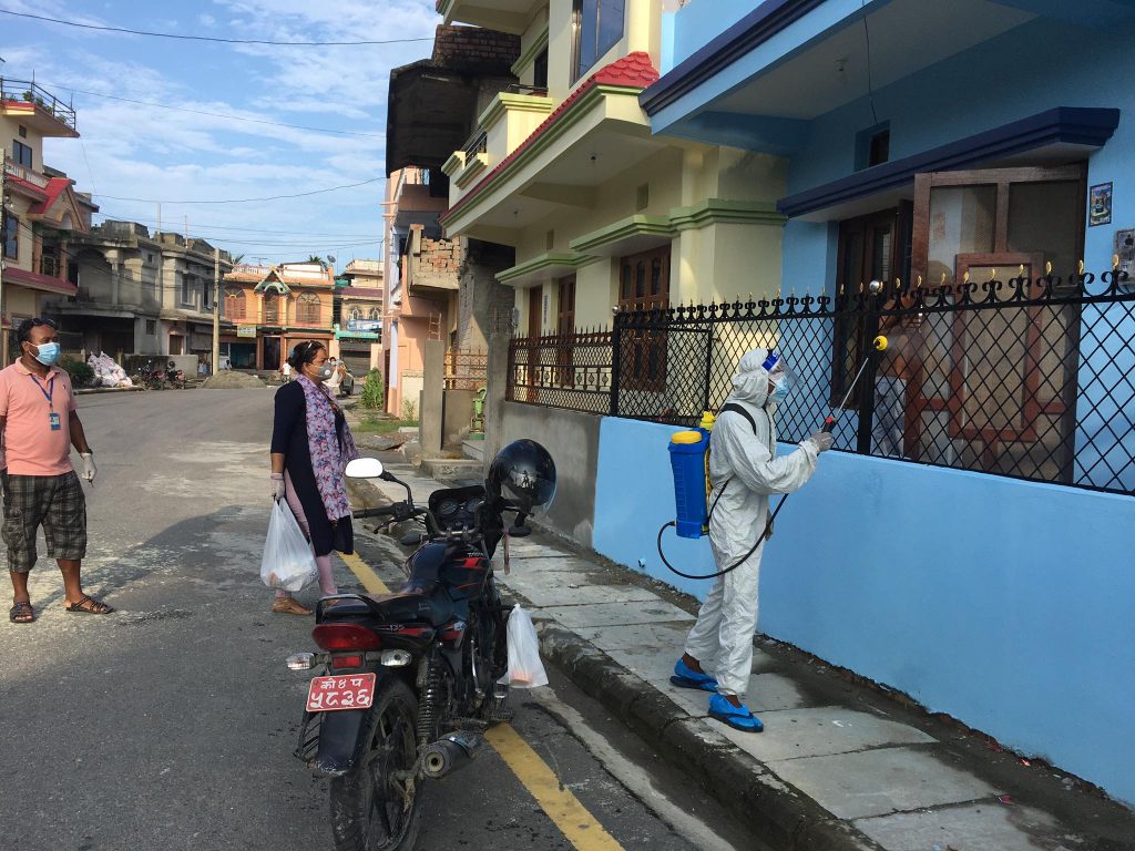 होम आइशोलेसनमा रहेकाहरुलाई स्वास्थ्य सामग्री तथा घरेलु औषधि वितरण