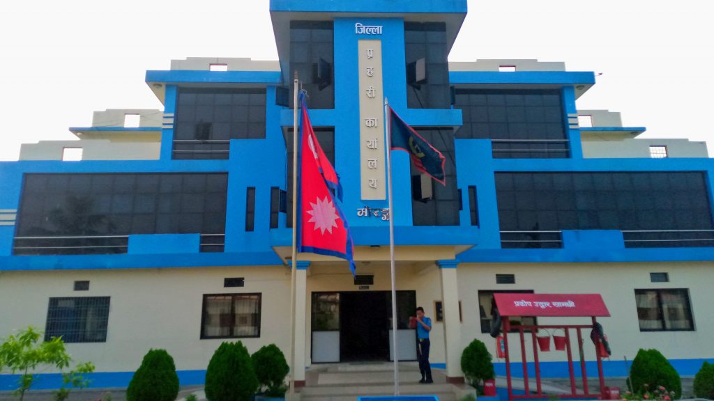 रङ्गेलीमा लाठीचार्ज, स्थानीयले गरे प्रहरी चौकी घेराउ