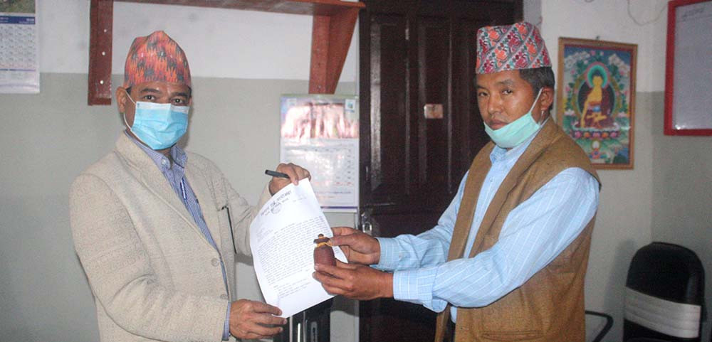 प्रधानमन्त्रीलाई ‘रक्सी उपहार’