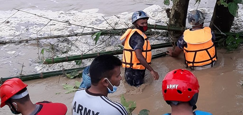 खोलाले बगाएका र फसेका तीन जनाको उद्धार