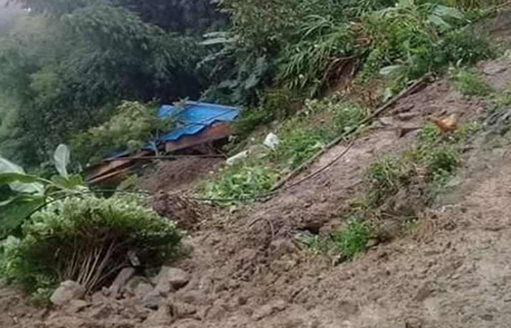 पाँचथर पहिरोमा परी एकै घरका २ जनाको मृत्यु, १ जना बेपत्ता