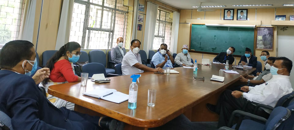 कोभिड अस्पताललाई चुस्तदुरुस्त राख्न मन्त्री घिमिरेको निर्देशन