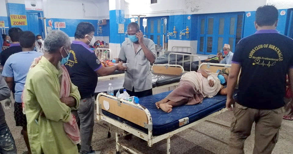 विरामी र कुरुवालाई खाना बाढ्दै डाक्टर