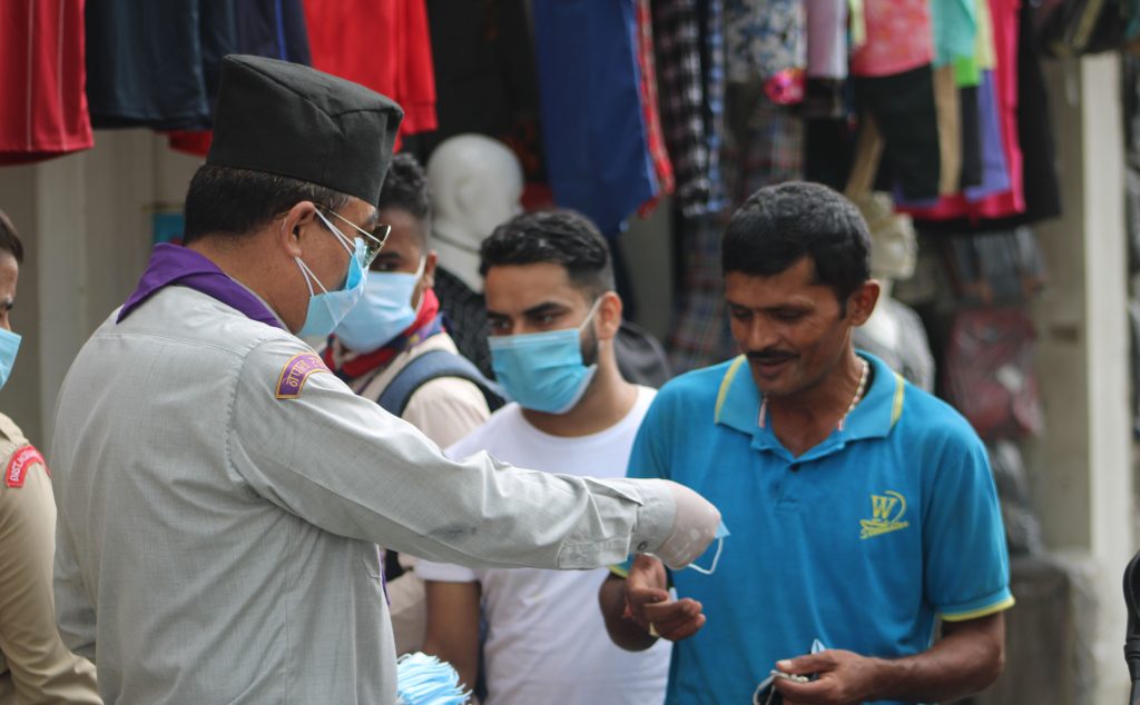 स्काउटद्वारा बजारमा मास्क वितरण