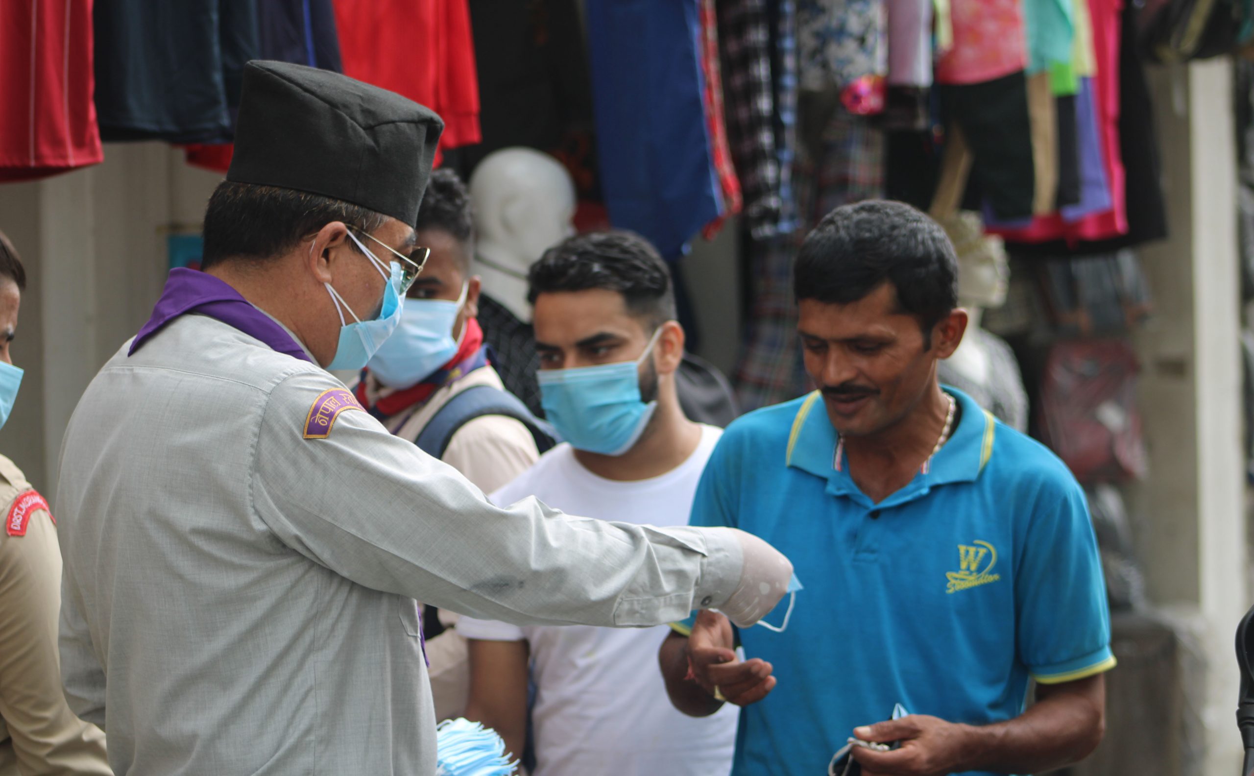 स्काउटद्वारा बजारमा मास्क वितरण