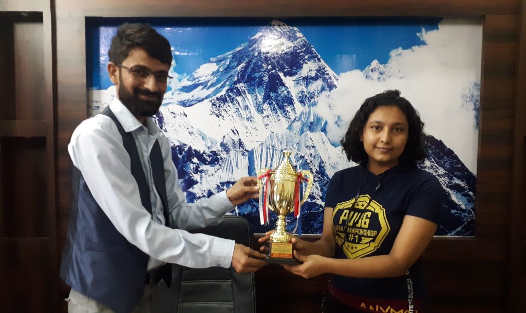 वक्तृत्वकलाका विजेतालाई पुरस्कार वितरण