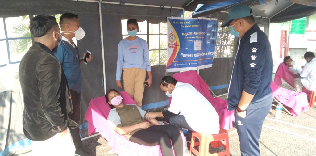 प्रहरीद्वारा प्लाज्मा थेरापीको लागि रक्तदान