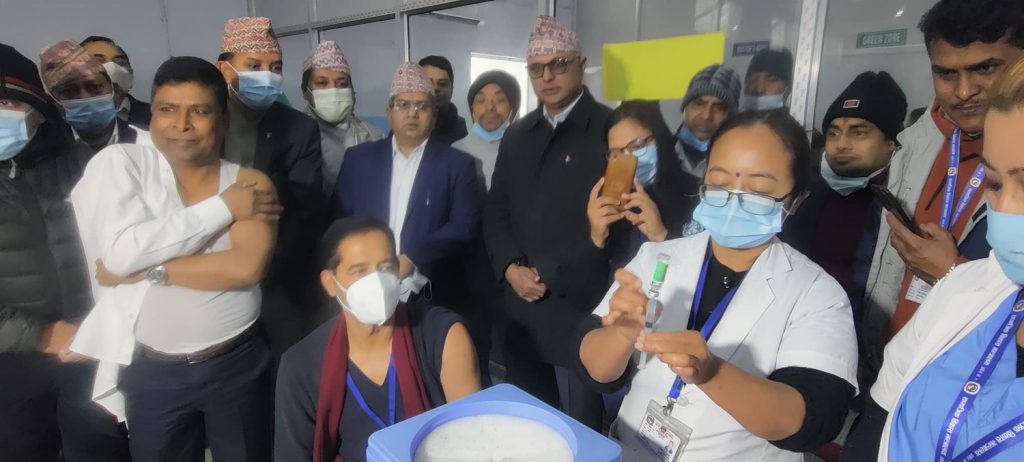 सरकारले भन्यो : लामो अन्तरको खोपले पनि प्रभावकारी काम गर्छ