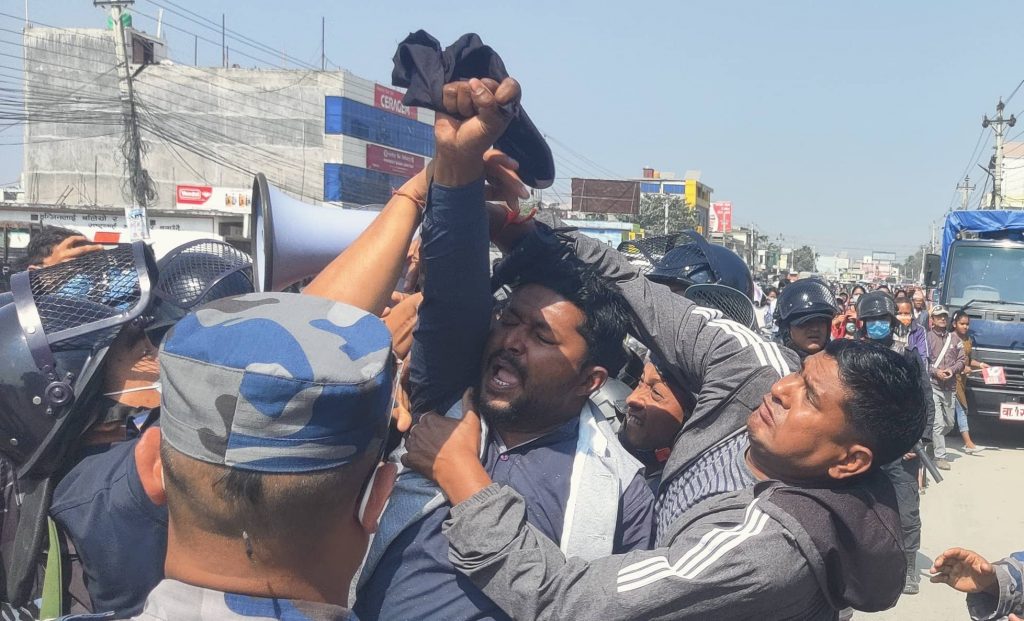 प्रधानमन्त्रीलाई विराटनगरमा कालो झण्डा, प्रहरीको हस्तक्षेप  (तस्बिर र भिडियो)