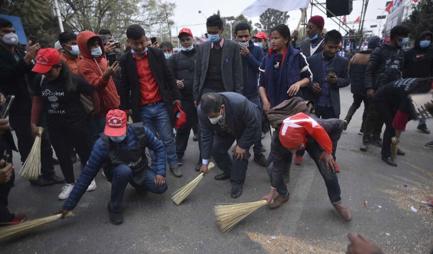 विरोधसभा पछि स्वयंसेवकसँगै नारायणकाजी श्रेष्ठ सडकको फोहोर सफा गर्न जुटे