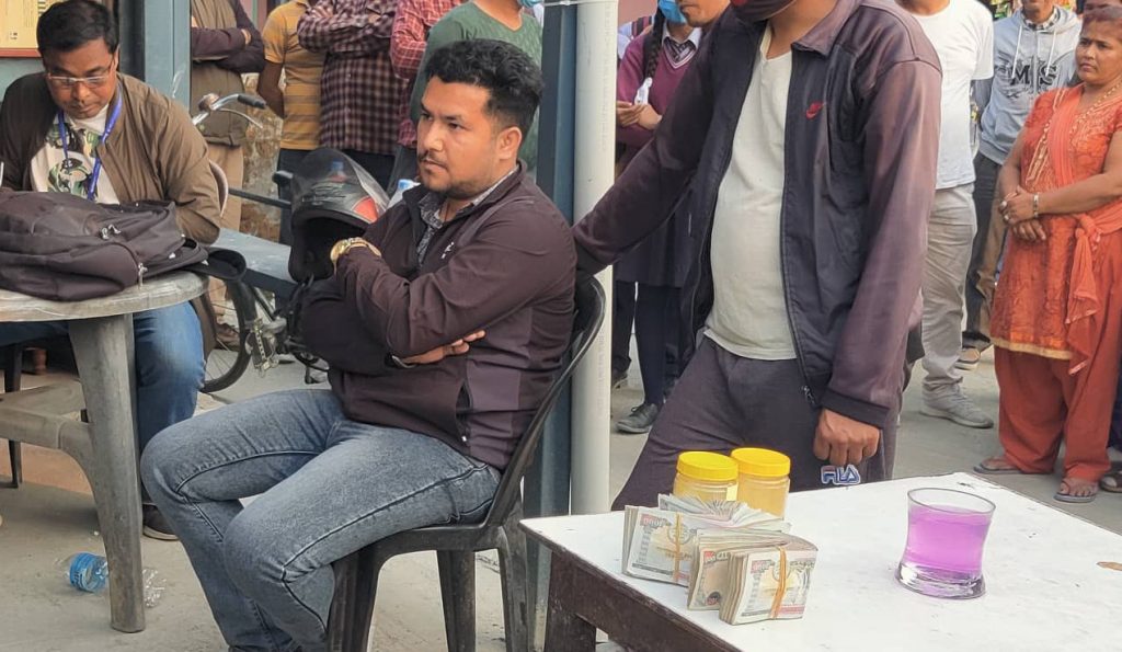 दुई लाख घुससहित फार्मेसी अधिकृत पक्राउ