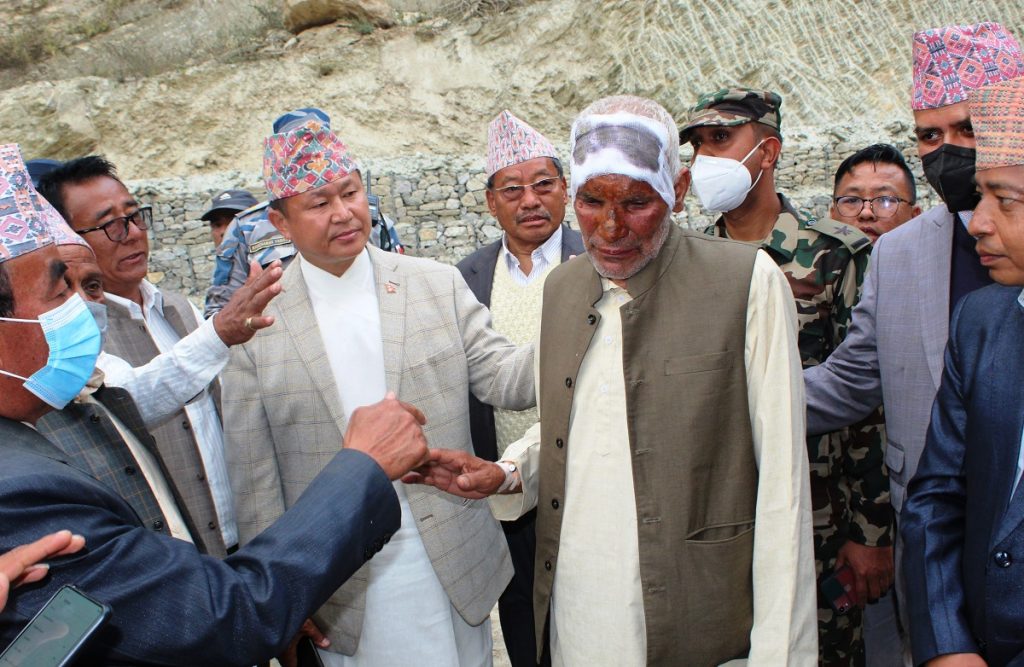 प्रदेश सरकारको राहत सामाग्री हस्तान्तरण