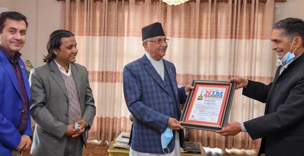 प्रधानमन्त्री ओलीलाई उत्कृष्ट गीतकारको अवार्ड !