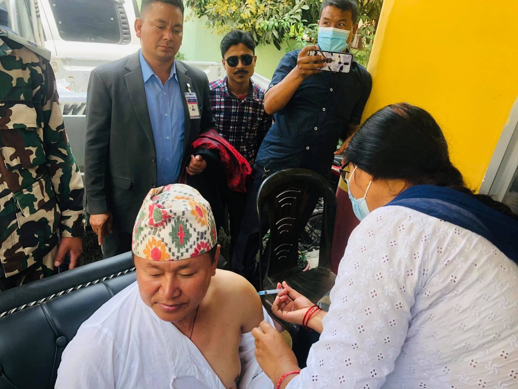 प्रदेशसभामा कोरोना विरुद्ध खोप लगाइदै