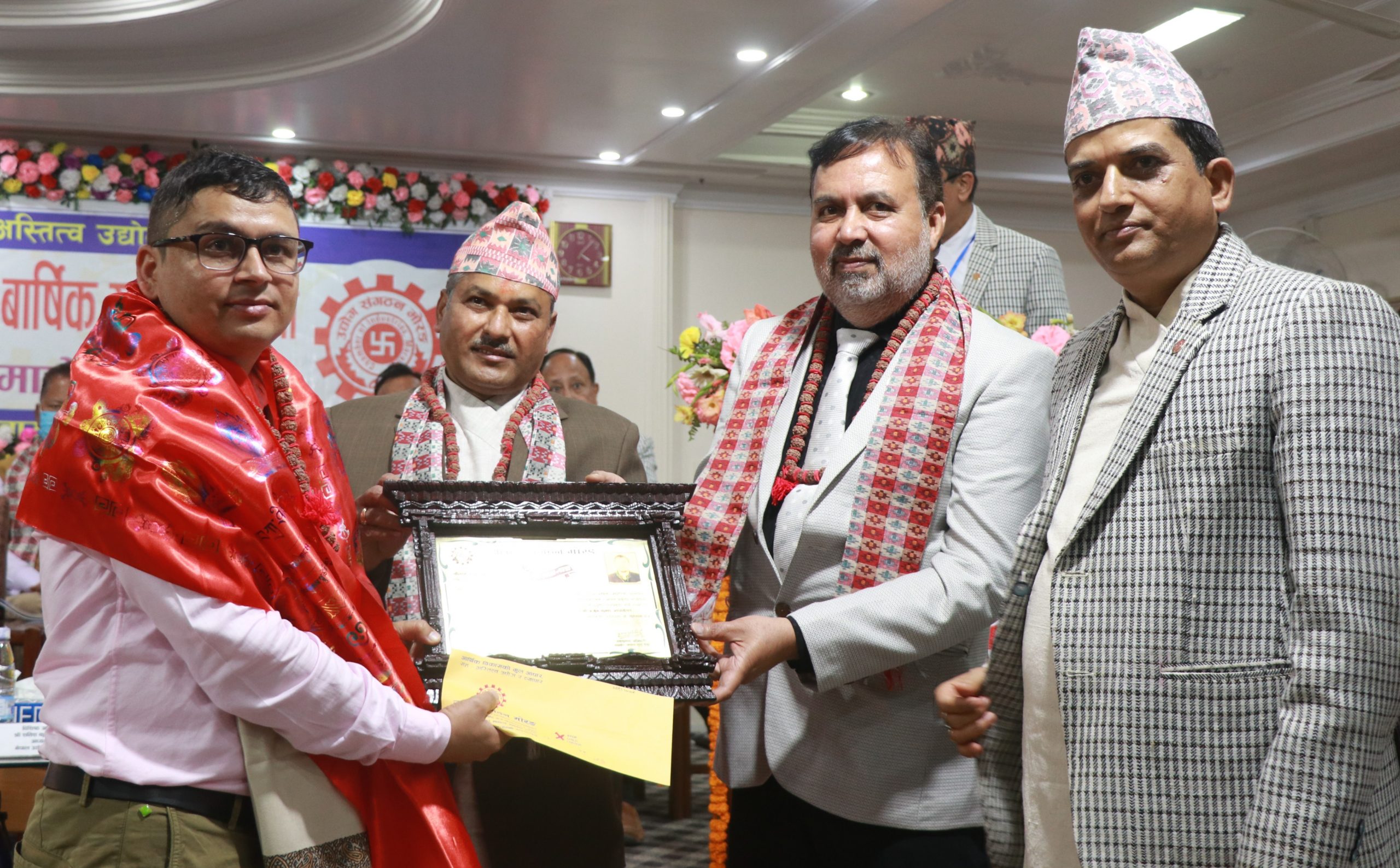 हाम्रोमतकर्मी आचार्यसहित ७ पत्रकार सम्मानित