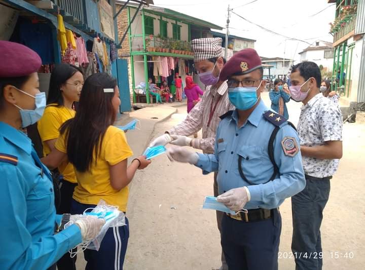 उज्ज्वल खरेलद्वारा मादीमा मास्क वितरण