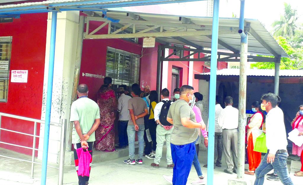 प्रशासन कार्यालयमै स्वास्थ्य मापदण्डको धज्जी