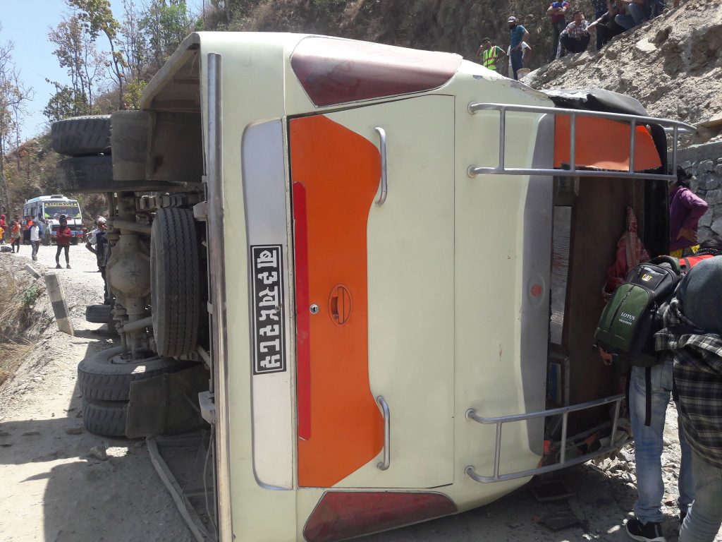 हलेंसी पुगेर फर्केका तिर्थयात्री बोकेको बस दुर्घटना, १ जनाको मृत्यु