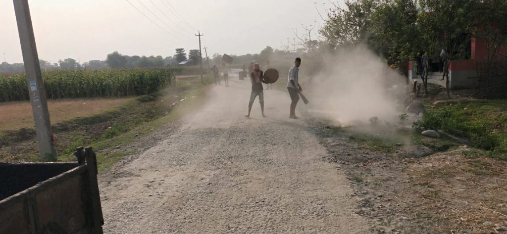 सडकमा ठेकेदारको लापरबाही : नाङ्लोले धुलो उडाएर प्राइमर (भिडियो)