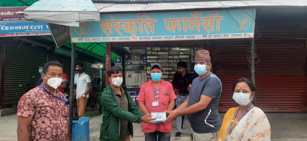 विरामीलाई निःशुल्क सिटामोल बाँड्दै औषधी व्यवसायी संघ