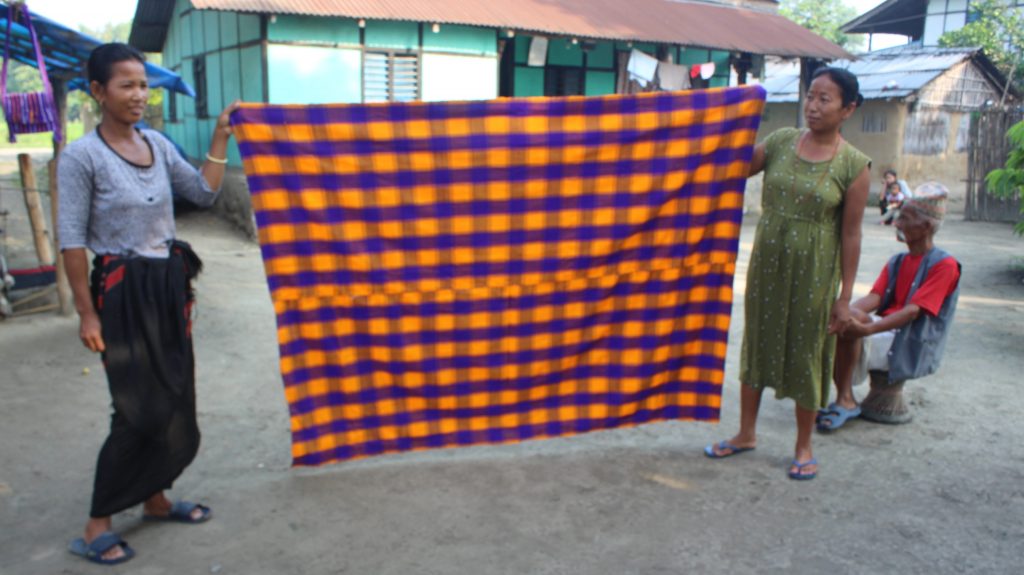 आफ्नो भेषभुषा ‘पेटानी’को संरक्षणमा धिमाल महिला