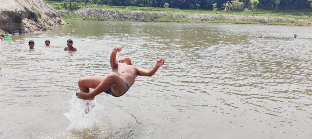 मुड फ्रेस : पौडिमा व्यस्त बालबालिका (फोटो)