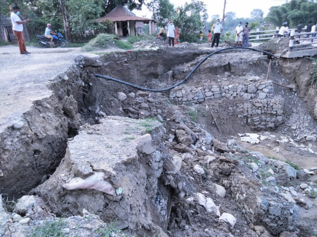 विराटनगरस्थित पुष्पलालचोक पूर्व सिंघीया खोलाको पुल जोखिममा