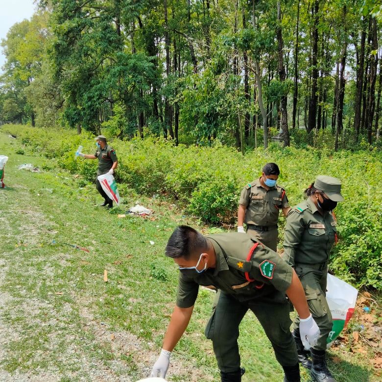 राजमार्ग सरसफाइमा जुटे नगर प्रहरी