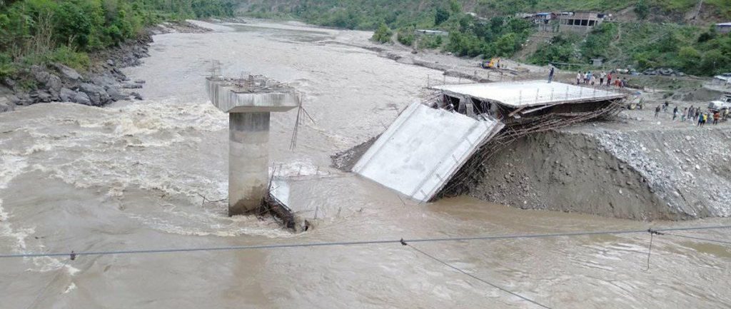 बाढीले बगायो सुनकोसीको पुल