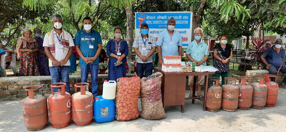 वृद्धाश्रममा खाद्यान्य र स्वास्थ्य सामाग्री वितरण