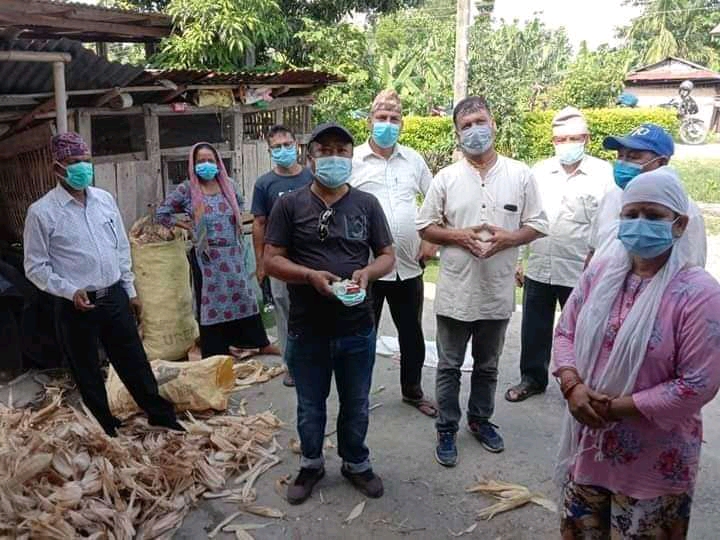 कानेपोखरीको गाउँगाउँमा युवाको टोलीले सहयोग गर्दै