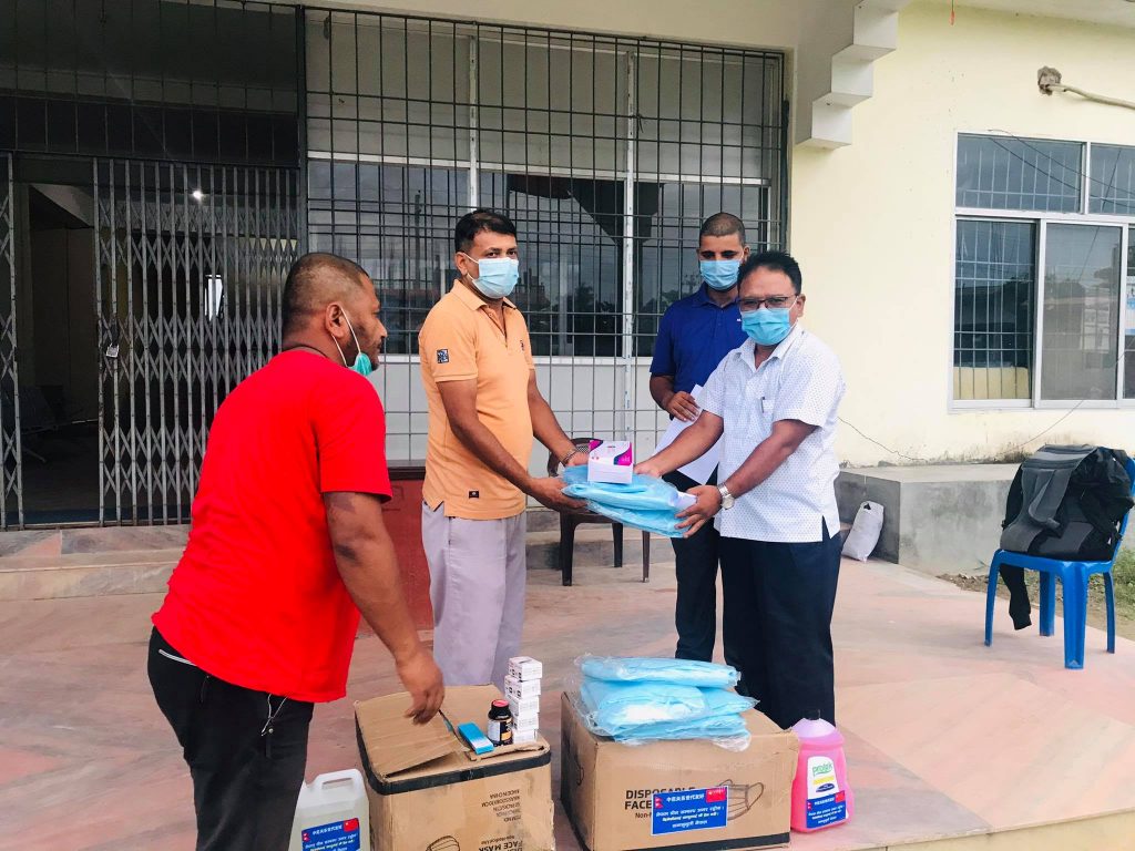 इसाई समाजद्वारा रंगेलीलाई स्वास्थ्य सामाग्री हस्तान्तरण